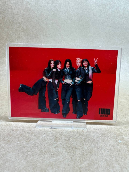 Акриловая мини-фигурка (G)I-DLE 506 – идеальный подарок для фанатов!
