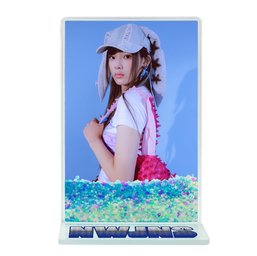Переливающаяся фигурка New Jeans Минджи 3